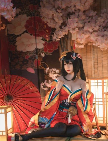 厨房里抱着岳丰满大屁股的情节_BD动漫免费观看